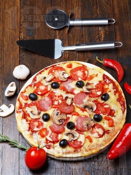 Пица с колбас, гъби, домати и маслини (с домашно тесто) - снимка на рецептата